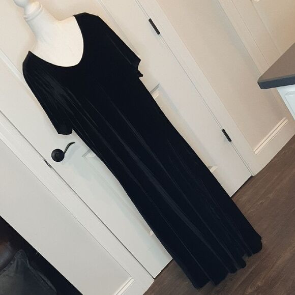 Woman Within Black Velvet Dress - Picture 1 of 9